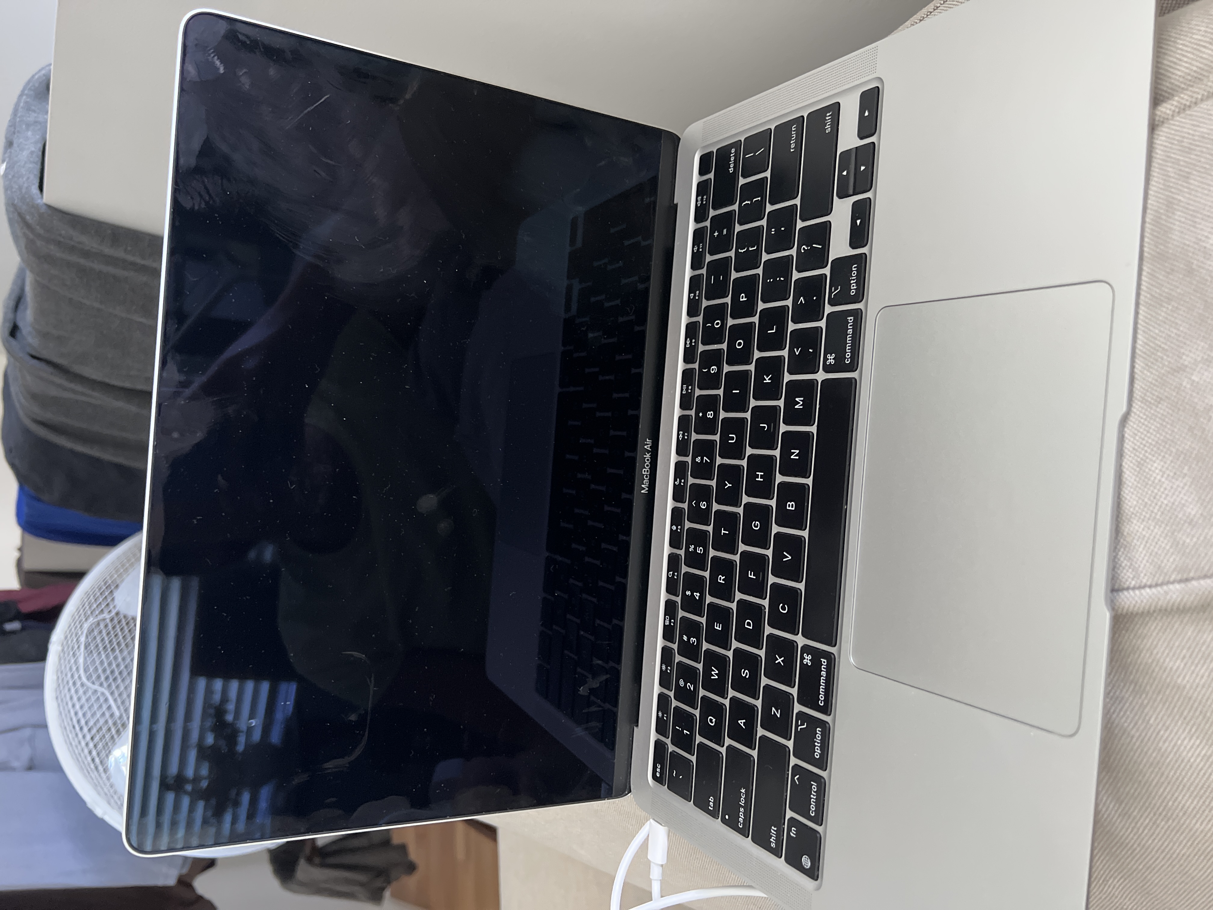 MacBook Air 13 インチ (2020) - Apple M1 8-コア と 8-コア GPU