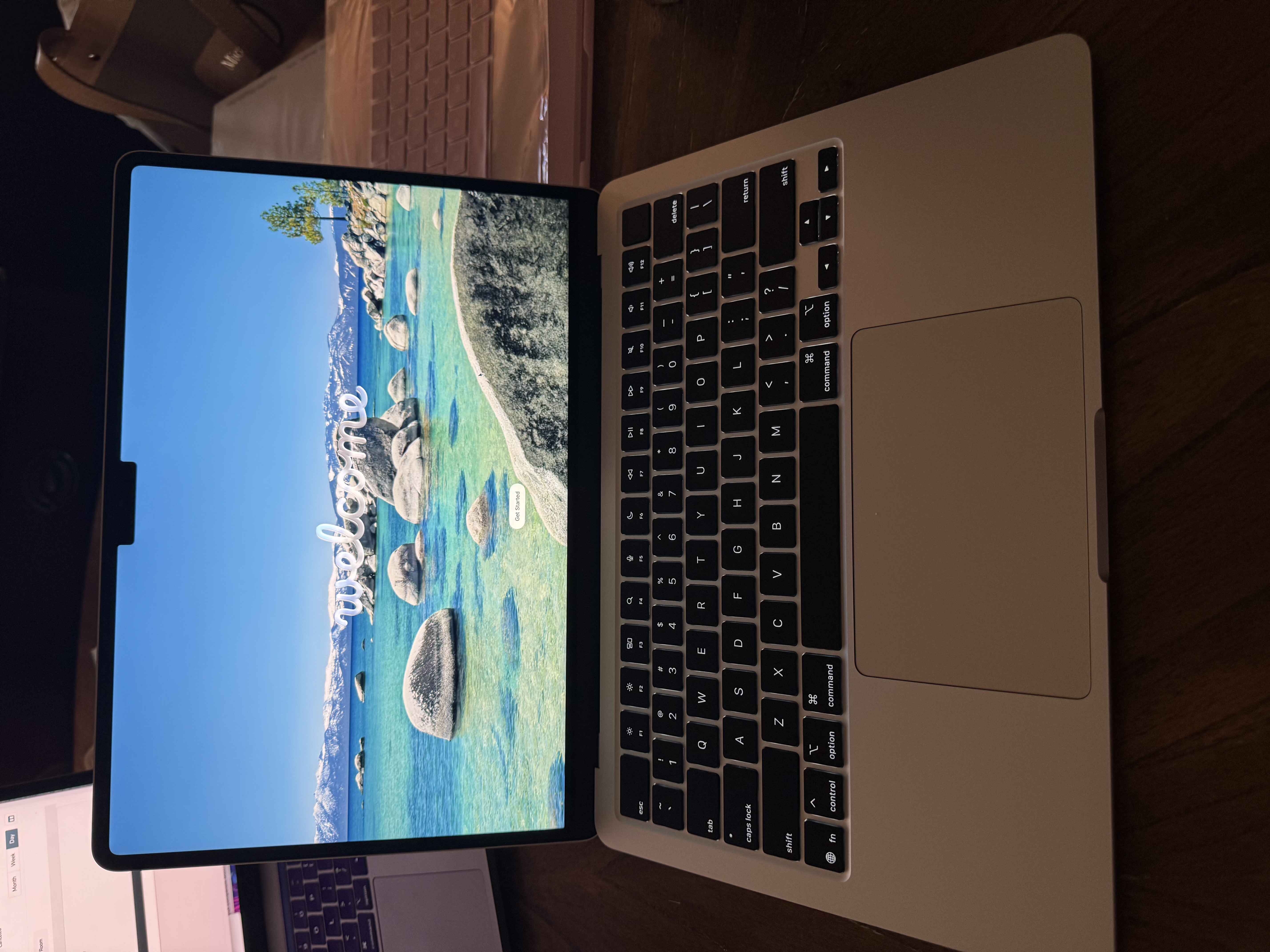 MacBook Air (2025) 13-inch - Apple M4 10-core and 10-core GPU