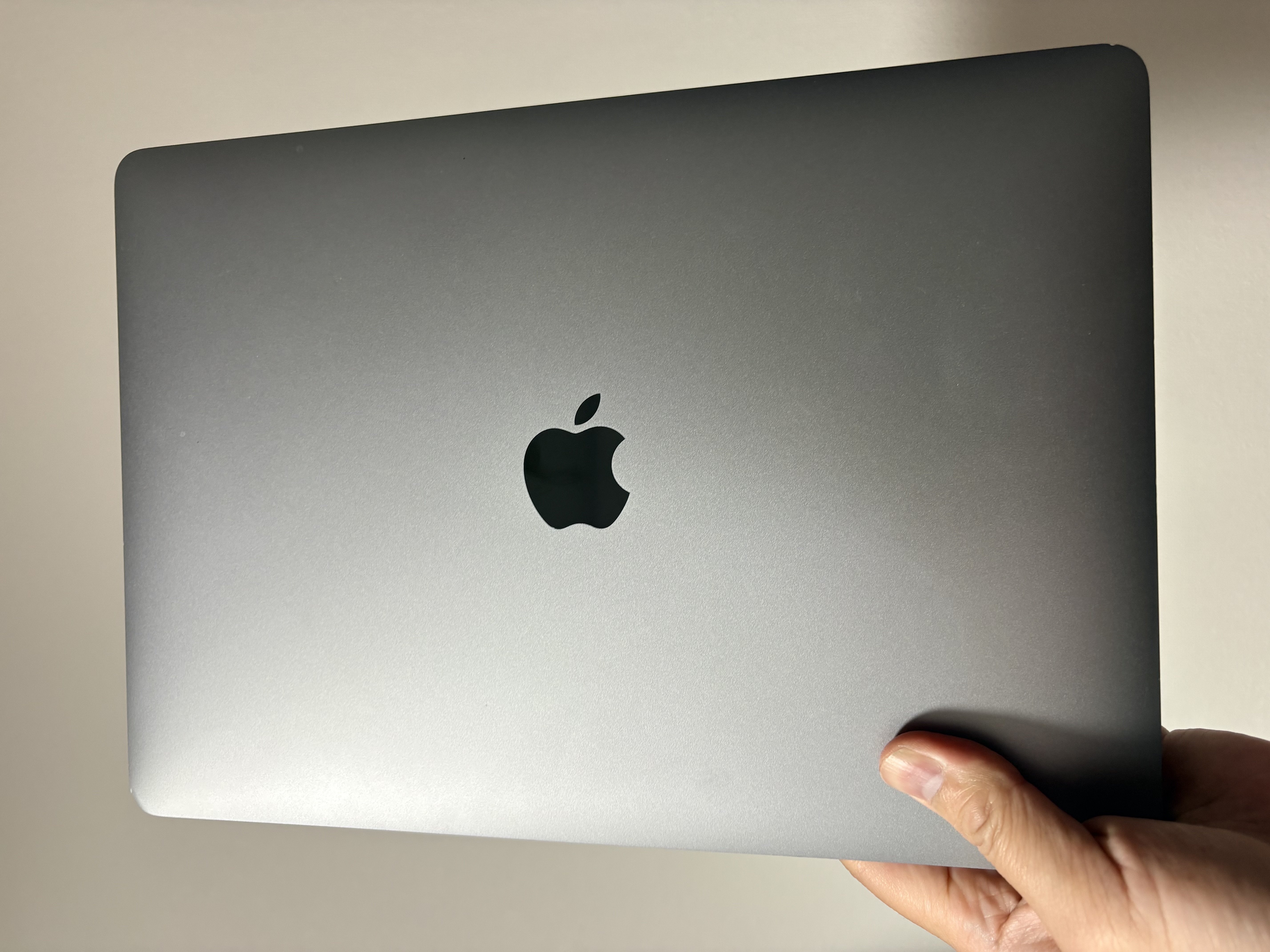 MacBook Air 13 インチ (2020) - Apple M1 8-コア と 8-コア GPU