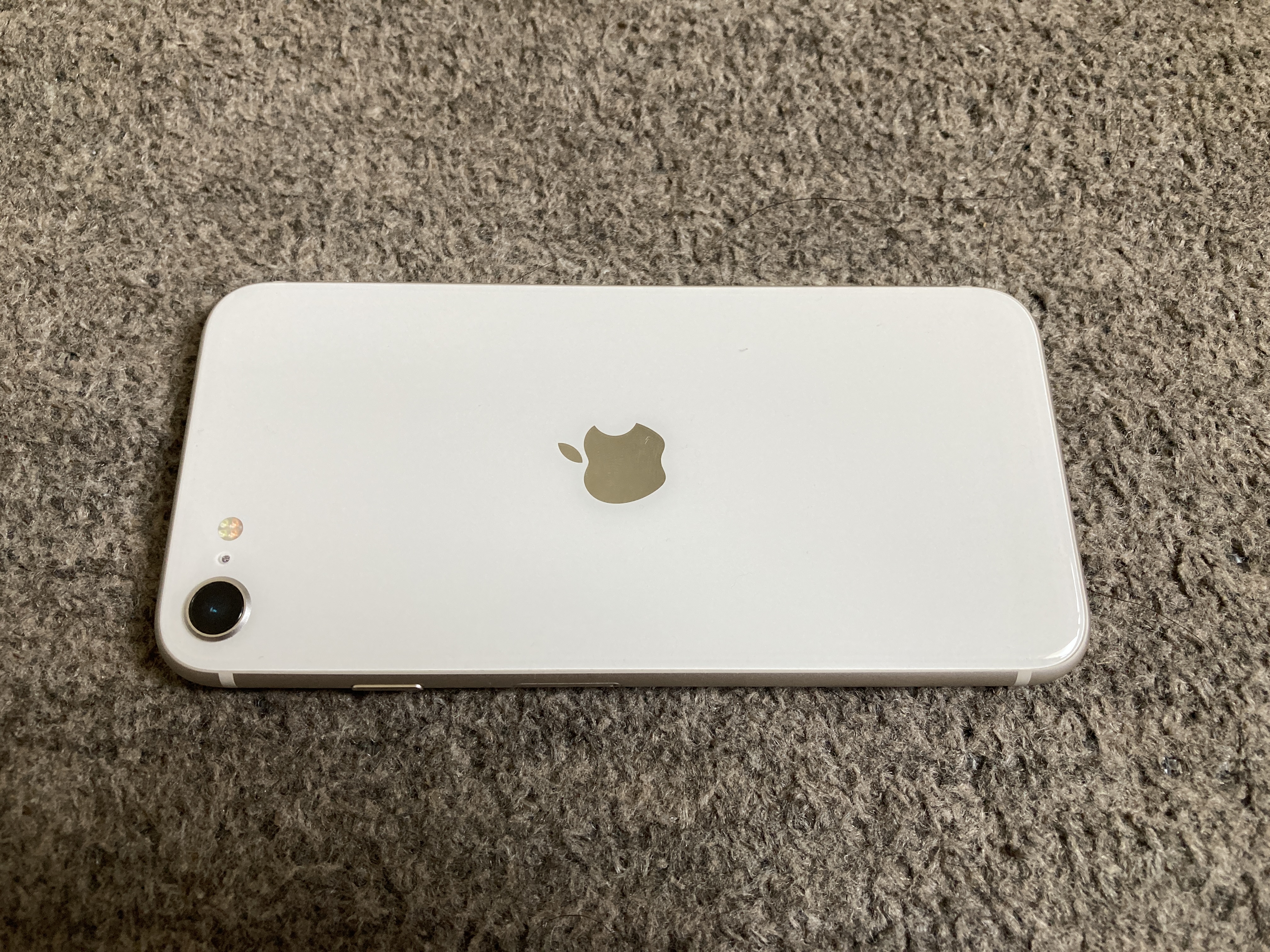 iPhone SE 中古＆整備品(リファービッシュ) をお得に購入 | Back