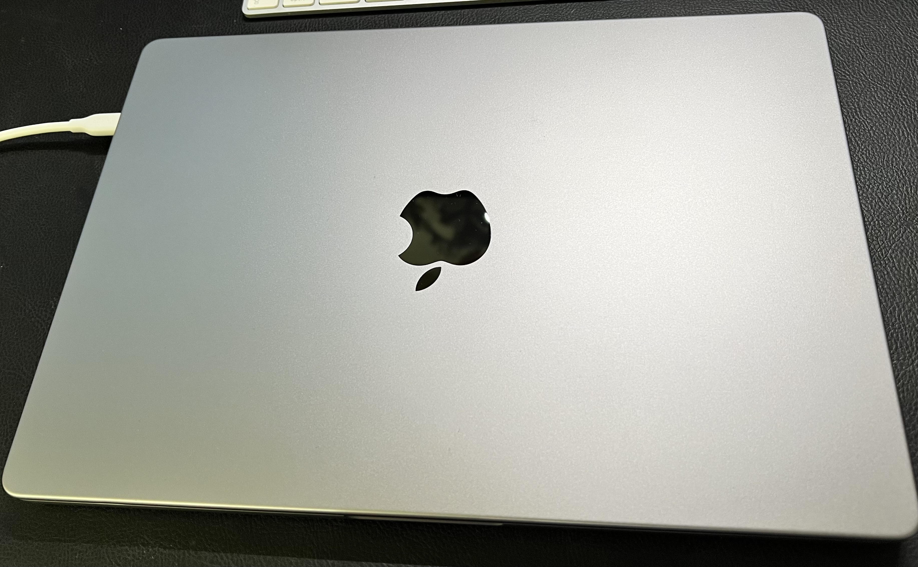 MacBook Pro 14 インチ (2023) - Apple M2 Pro 10-コア と 16-コア GPU