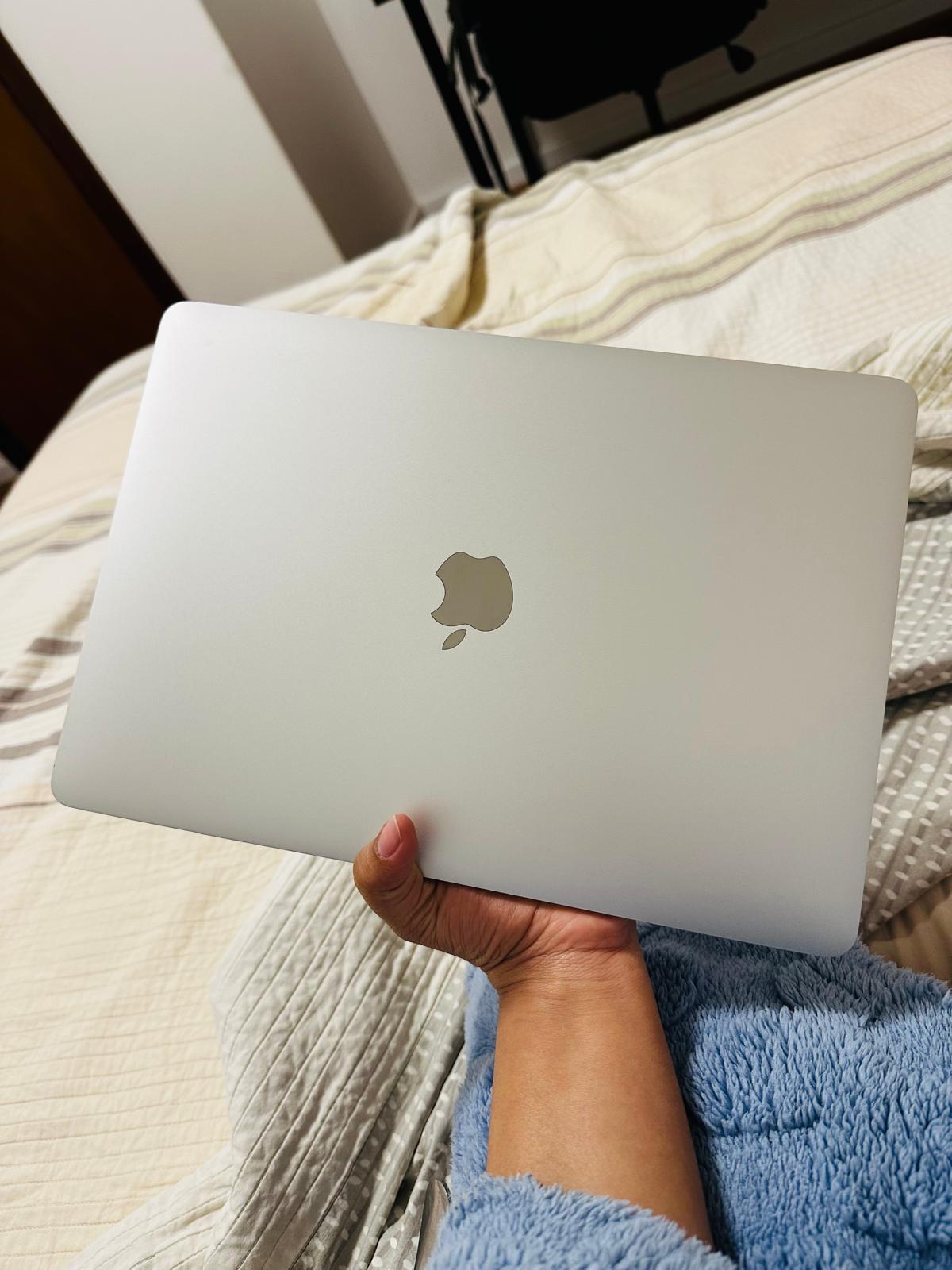 MacBook Air 13 インチ (2020) - Apple M1 8-コア と 8-コア GPU