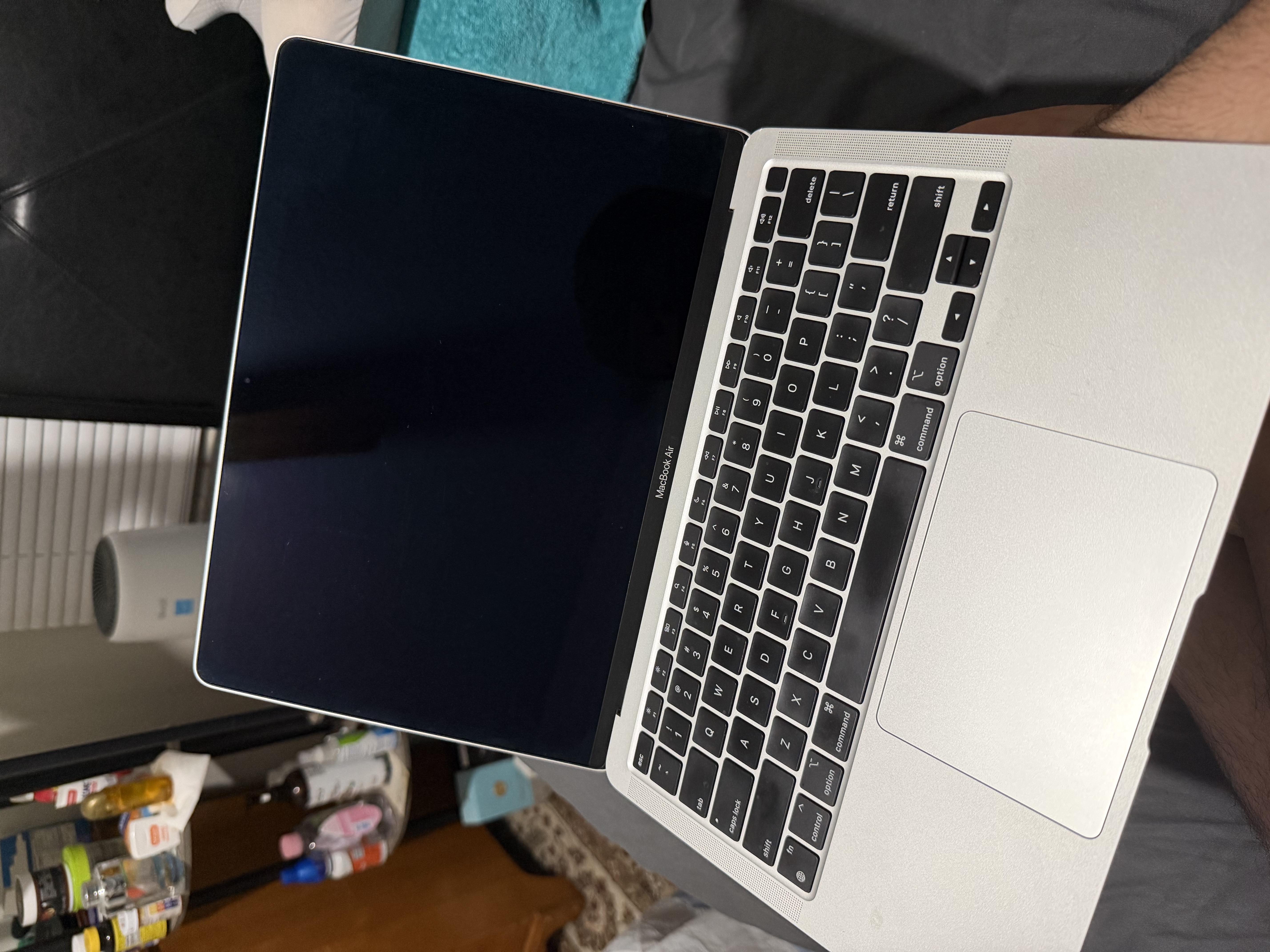 MacBook Air (2020) 13-inch - Apple M1 8-core and 8-core GPU - 8GB