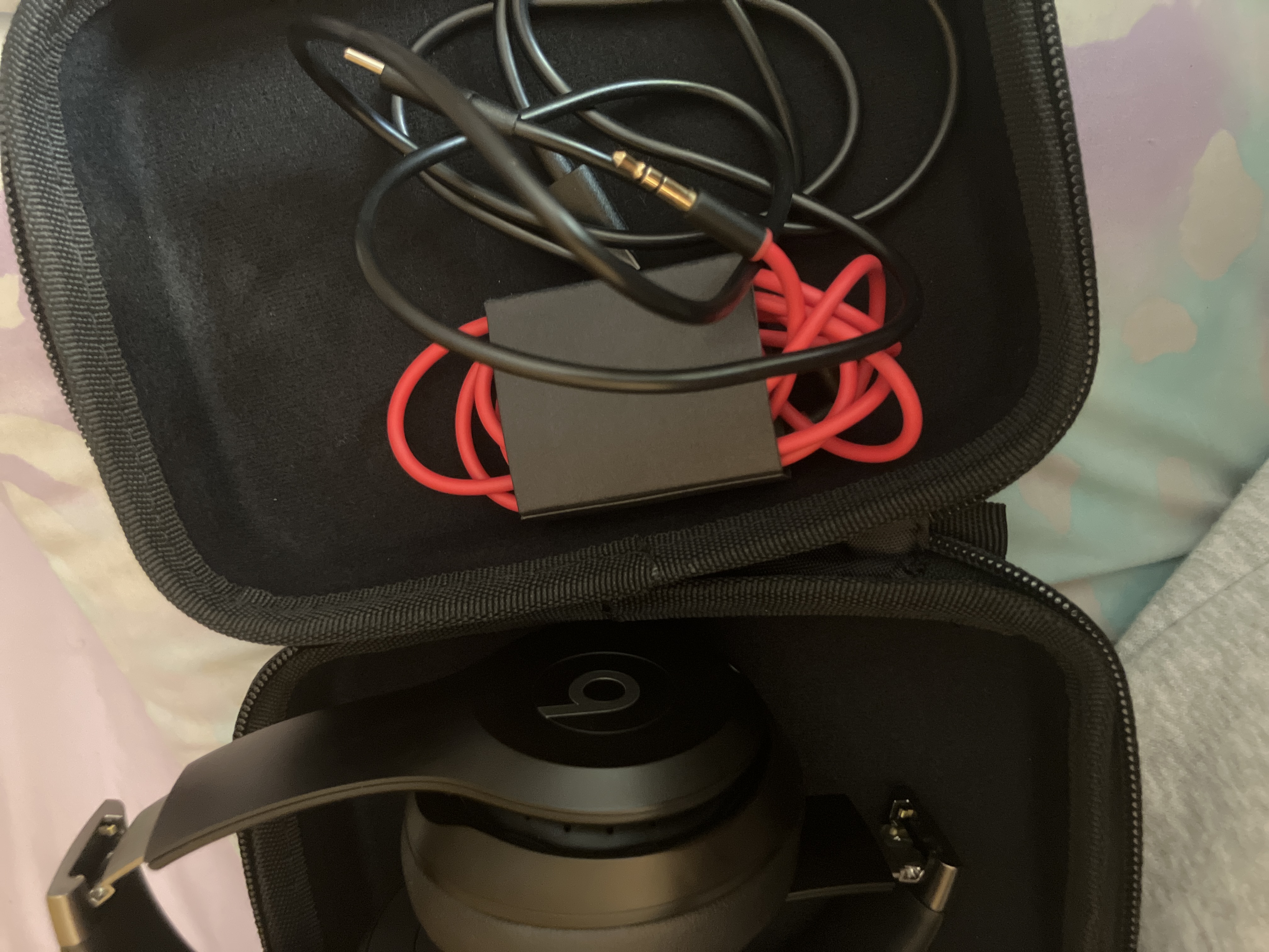 Beats Solo 4 Gaming Headphone Bluetooth with microphone - Black