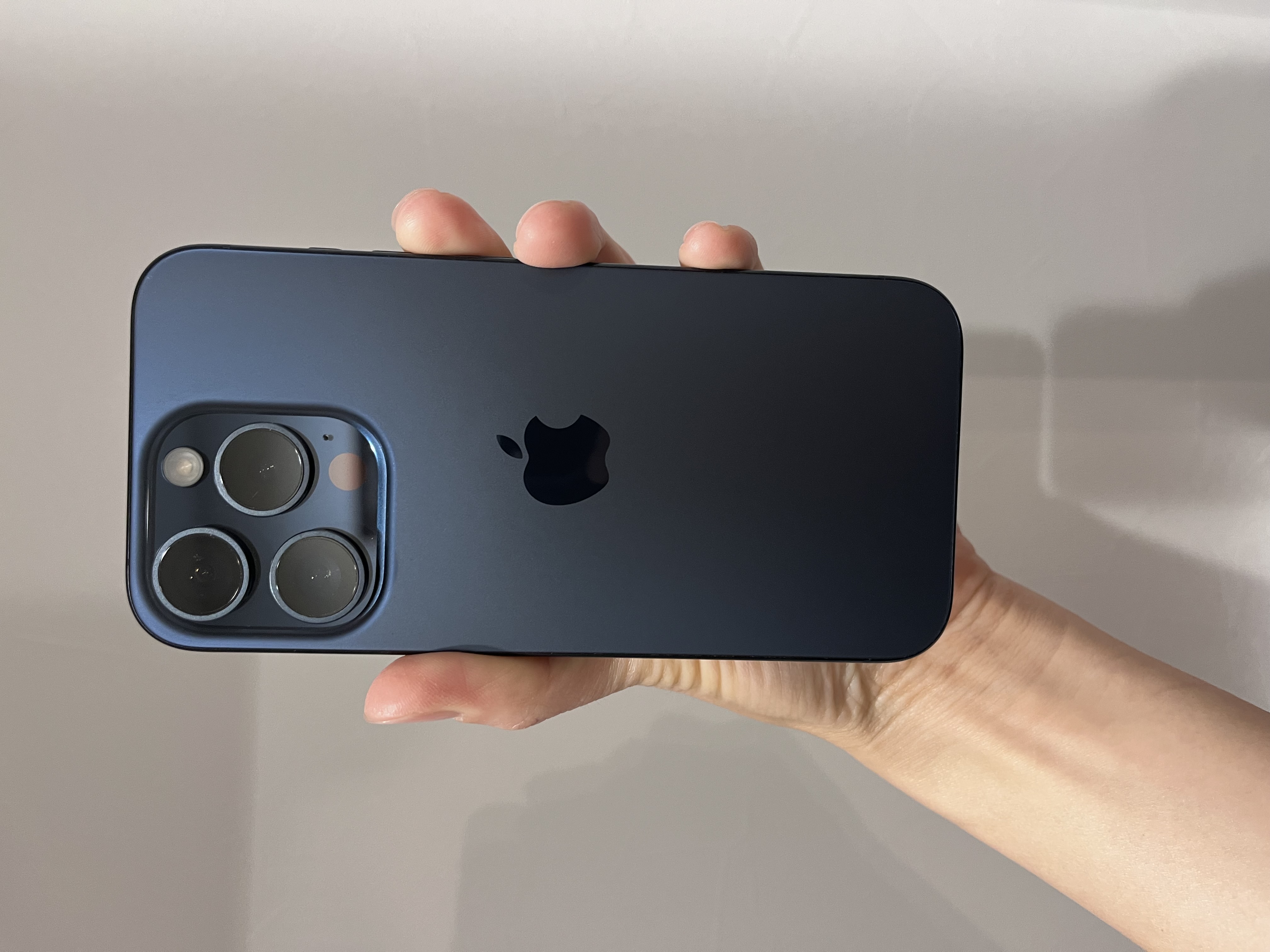iPhone15PRO 256GB SIMフリー ブラックチタニウム+ケース 中古 美品 