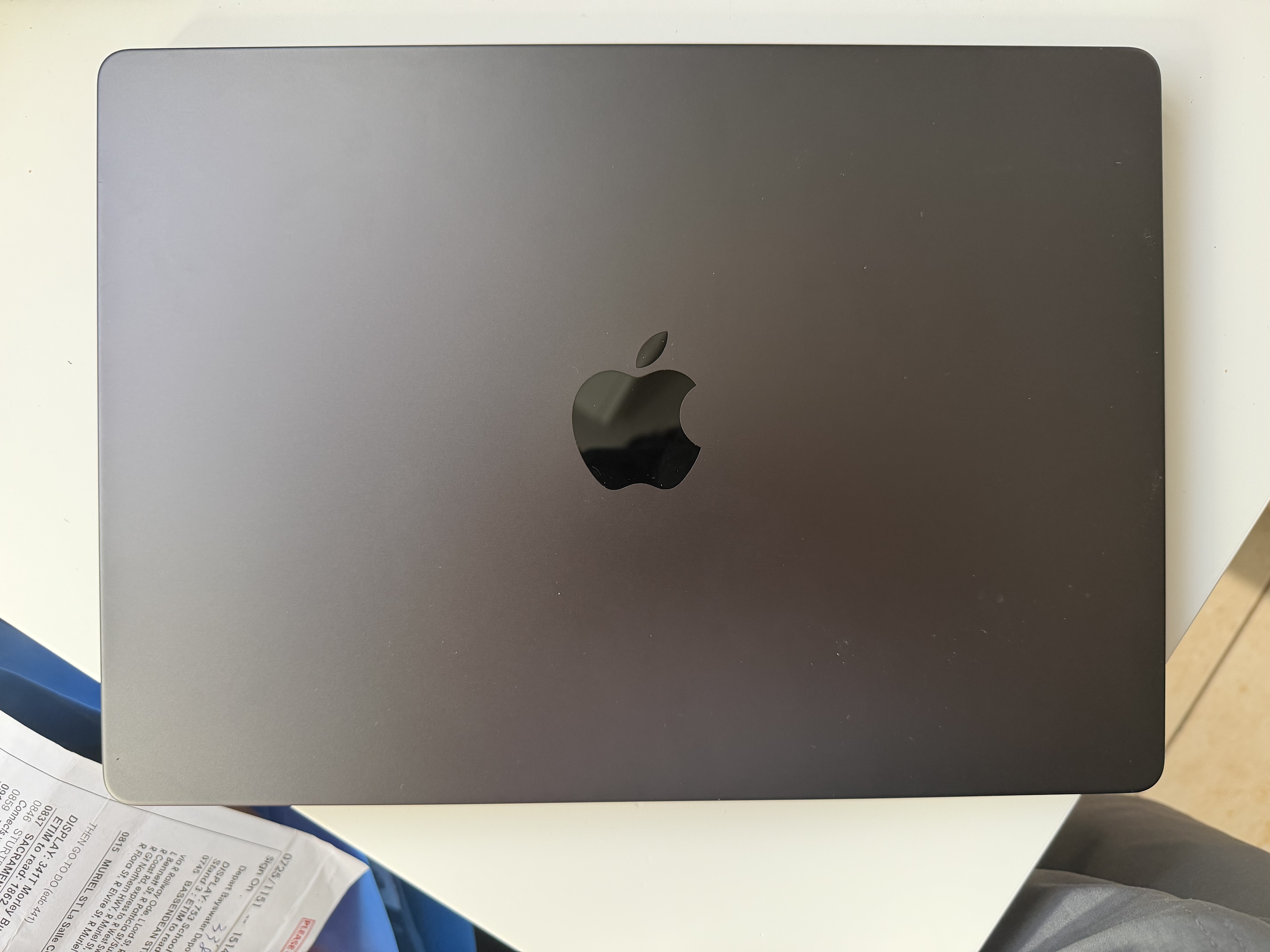 MacBook Pro 14 インチ (2023) - Apple M3 8-コア と 10-コア GPU