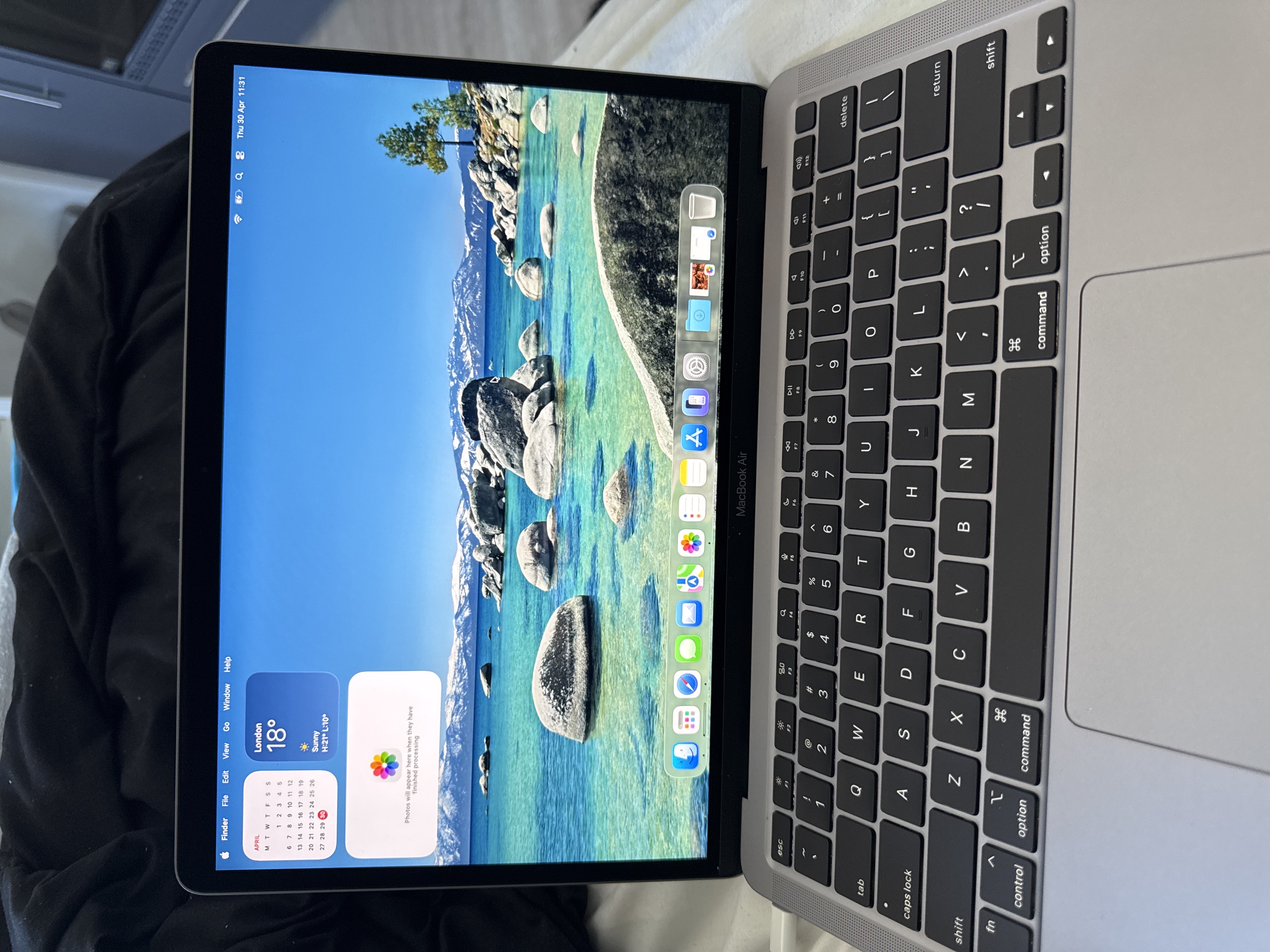 MacBook Air 13-inch (2020) - Apple M1 8-core and 7-core GPU - 16GB MacBook Air 13-inch (2020) - Apple M1 8-core and 7-core GPU - 16GB