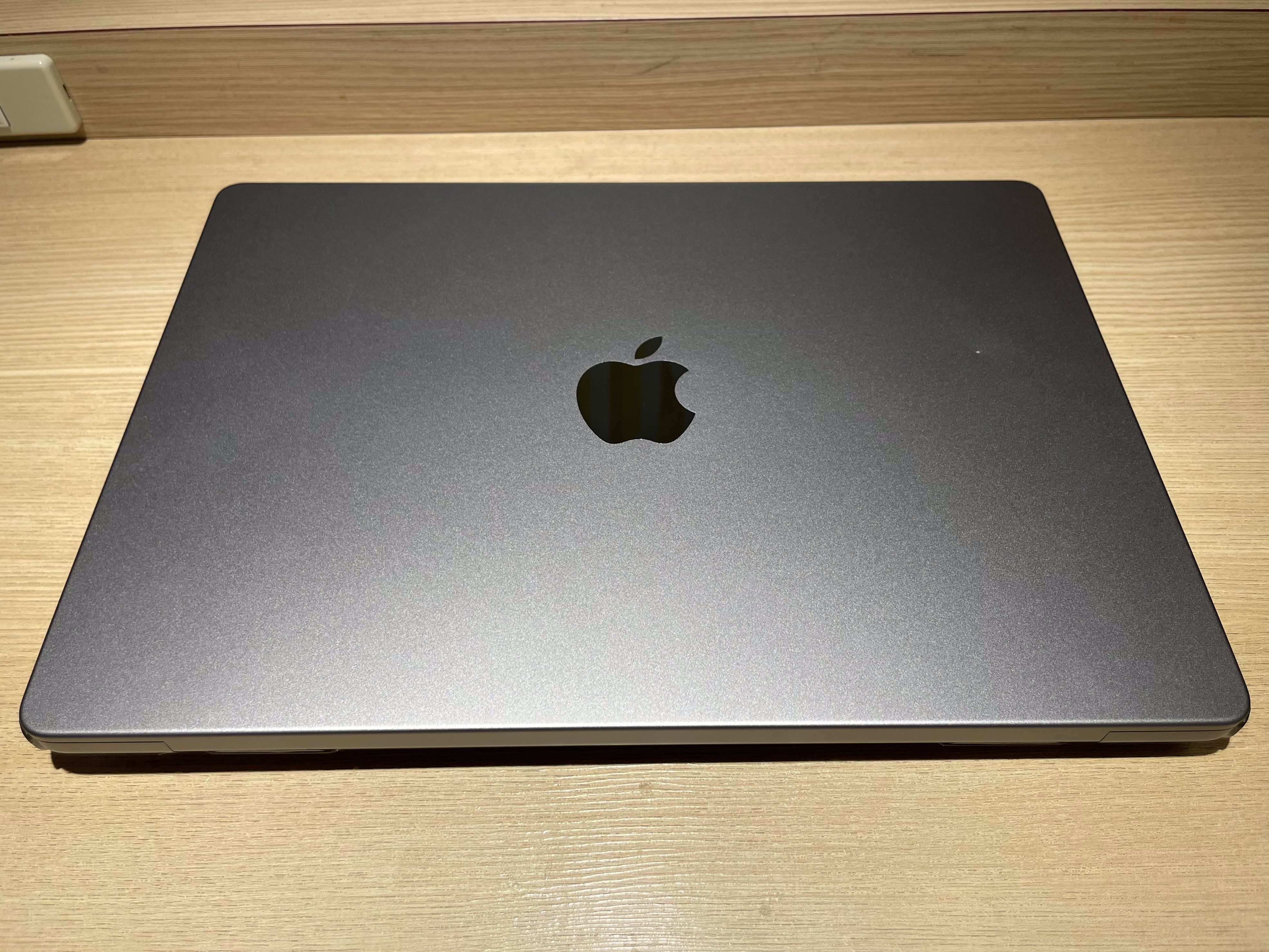 MacBook Pro 14 インチ (2021) - Apple M1 Max 10-コア と 24-コア GPU