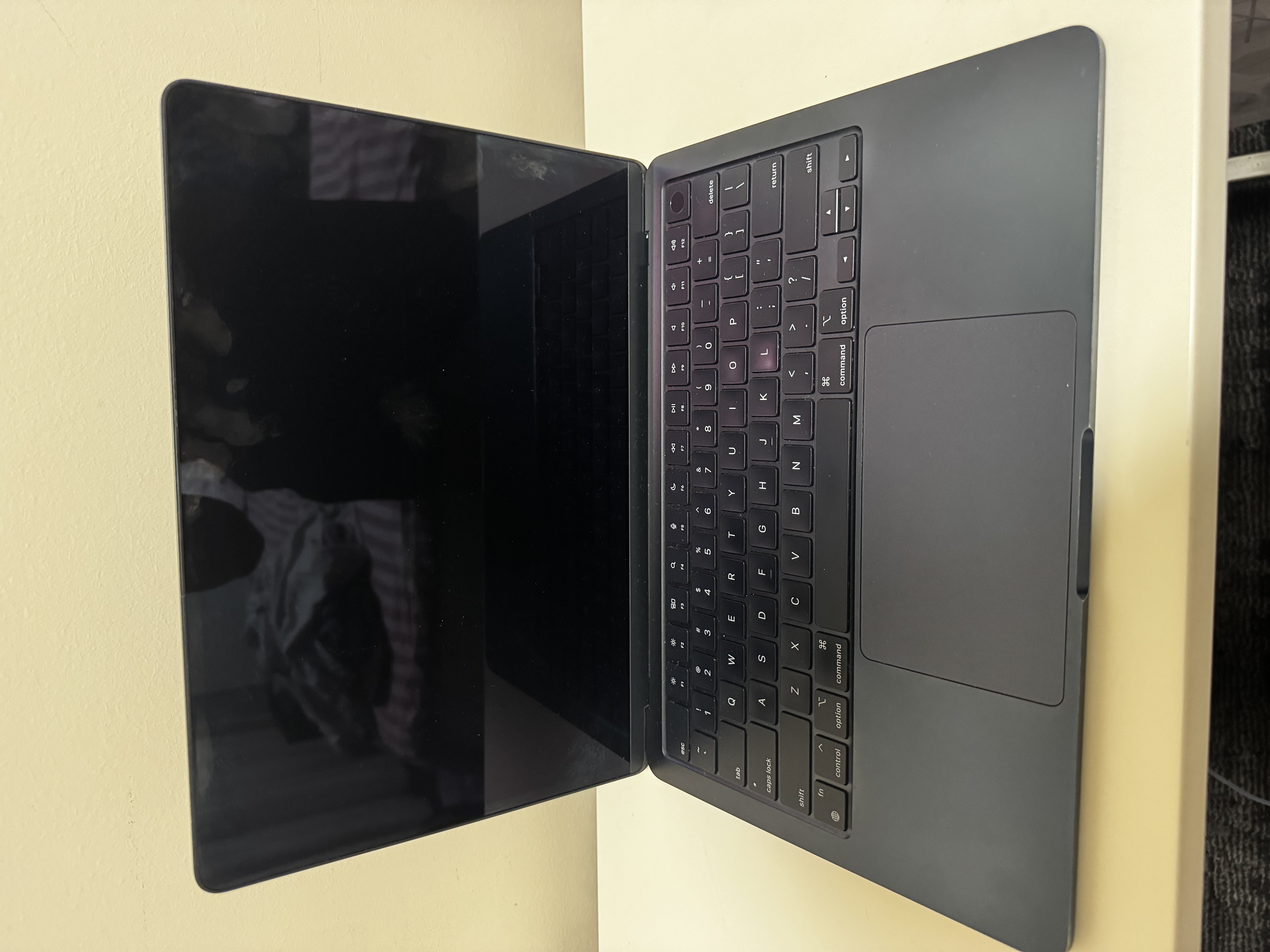 MacBook Air 15 インチ (2023) - Apple M2 8-コア と 10-コア GPU