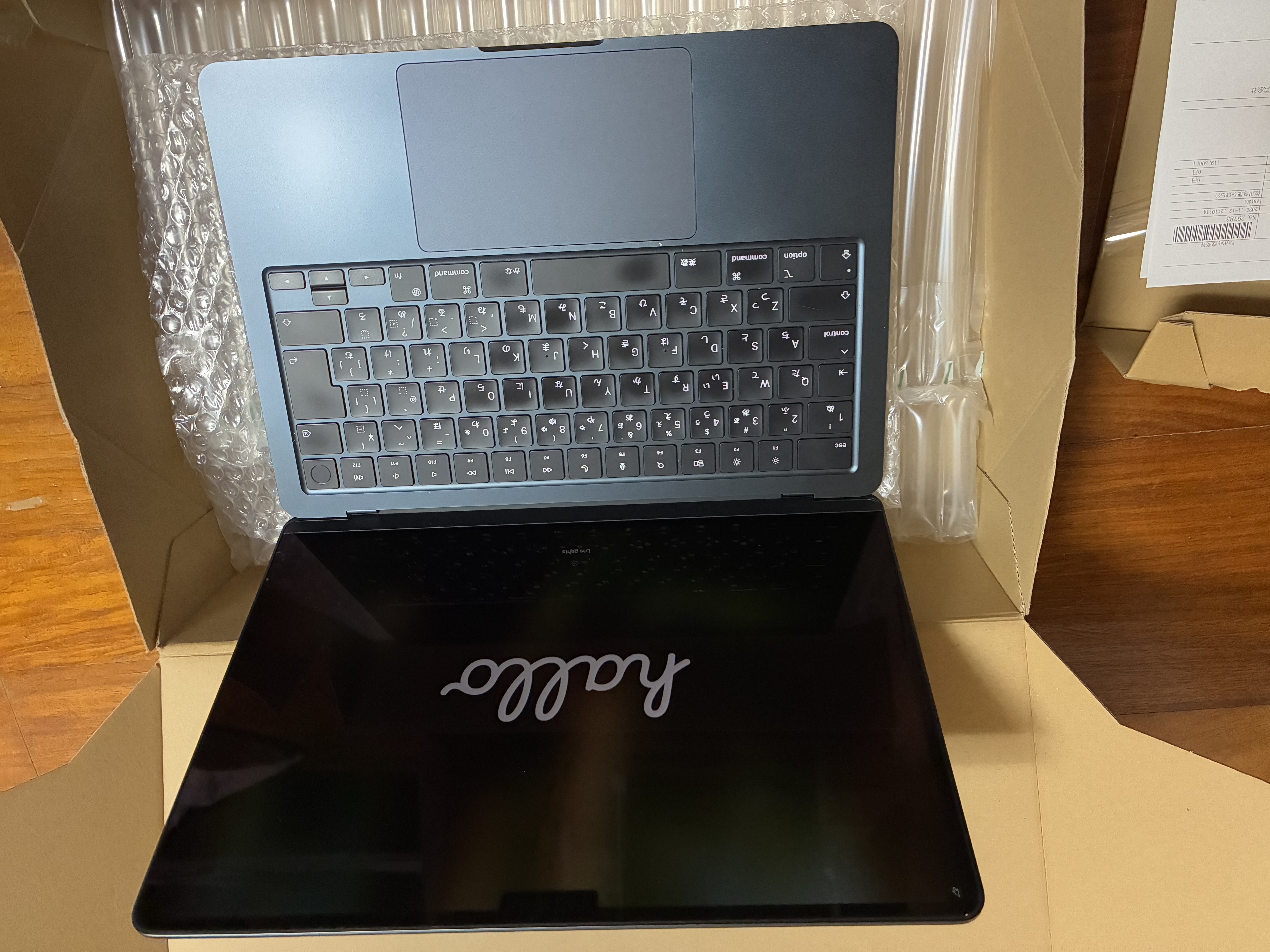 MacBook Air 13 インチ (2022) - Apple M2 8-コア と 10-コア GPU