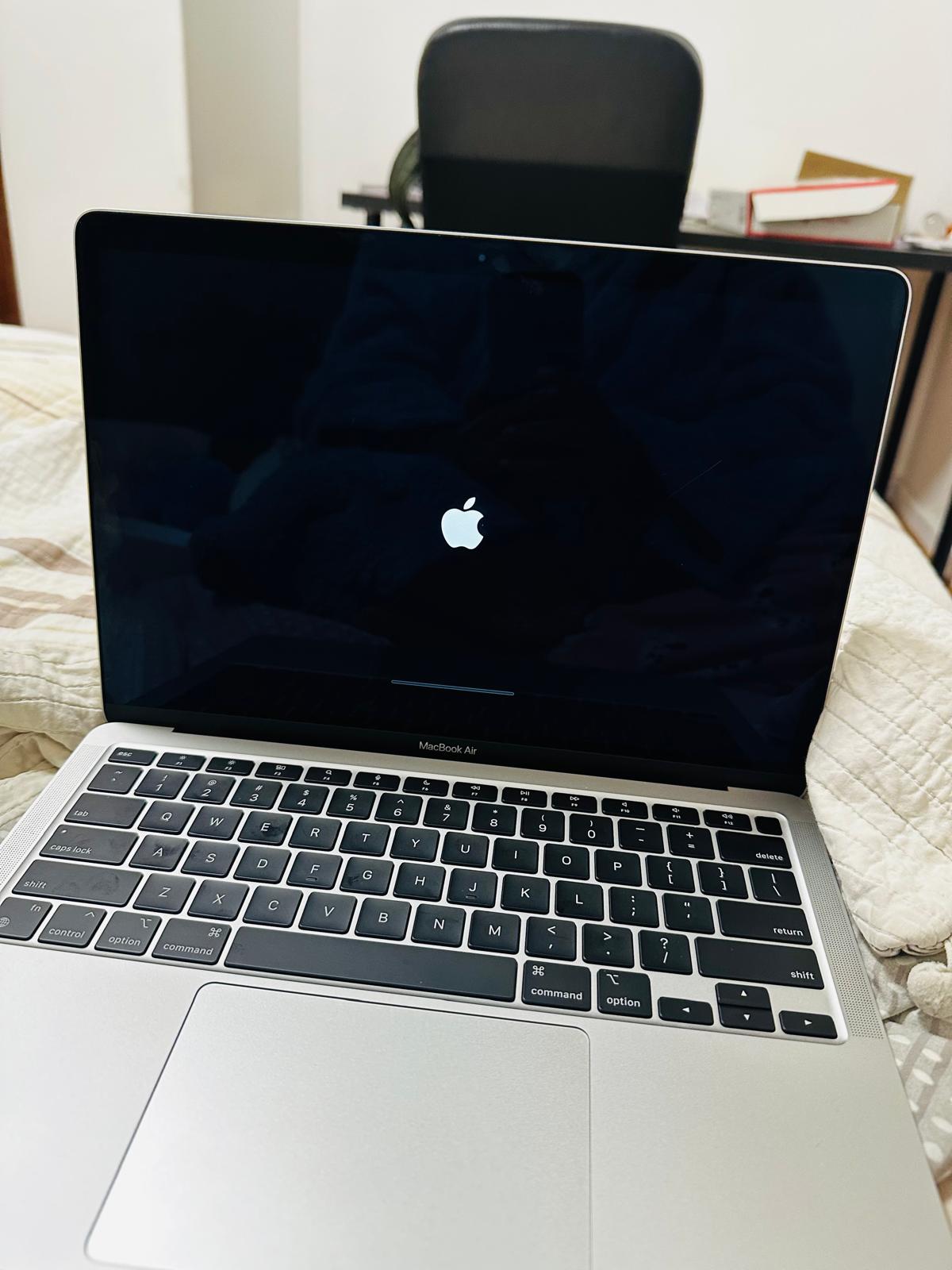 MacBook Air 13-inch (2020) - Apple M1 8-core and 7-core GPU - 16GB
