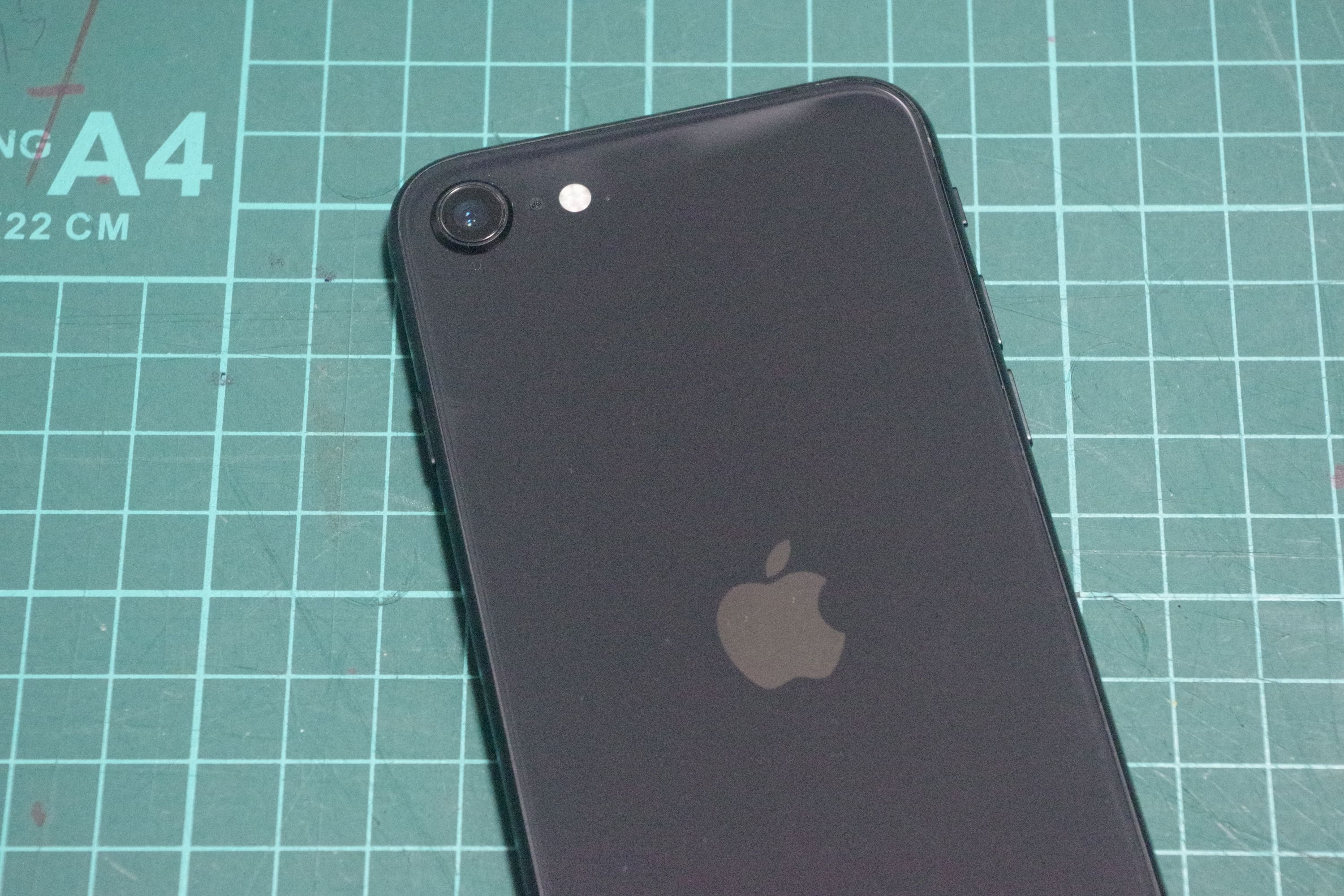 iPhone SE (2020) リファービッシュ品 | Back Market