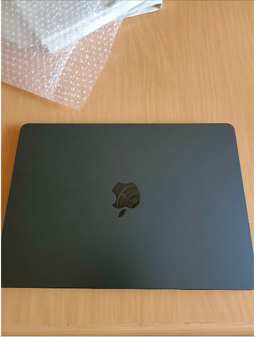 MacBook Air 13 インチ (2022) - Apple M2 8-コア と 8-コア GPU - 8GB