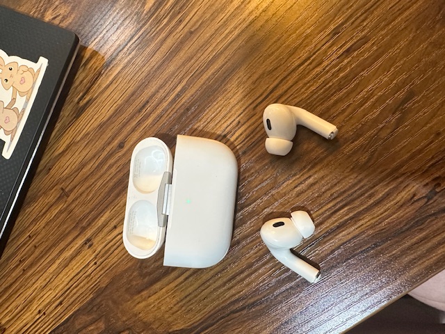 Apple AirPods Pro 2nd gen (2022) - MagSafe (Lightning) Charging