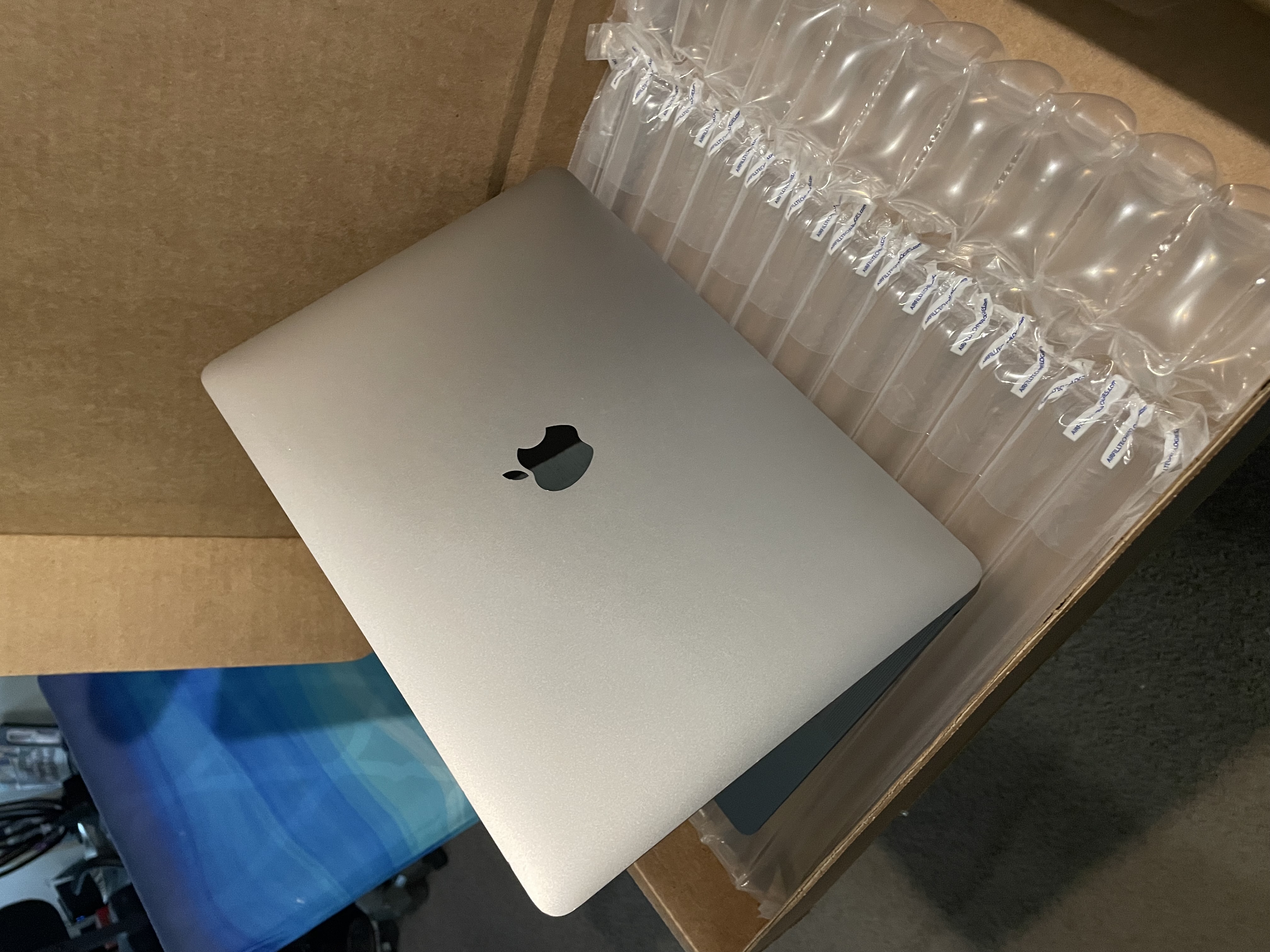 MacBook Air (2020) 13-inch - Apple M1 8-core and 8-core GPU - 16GB
