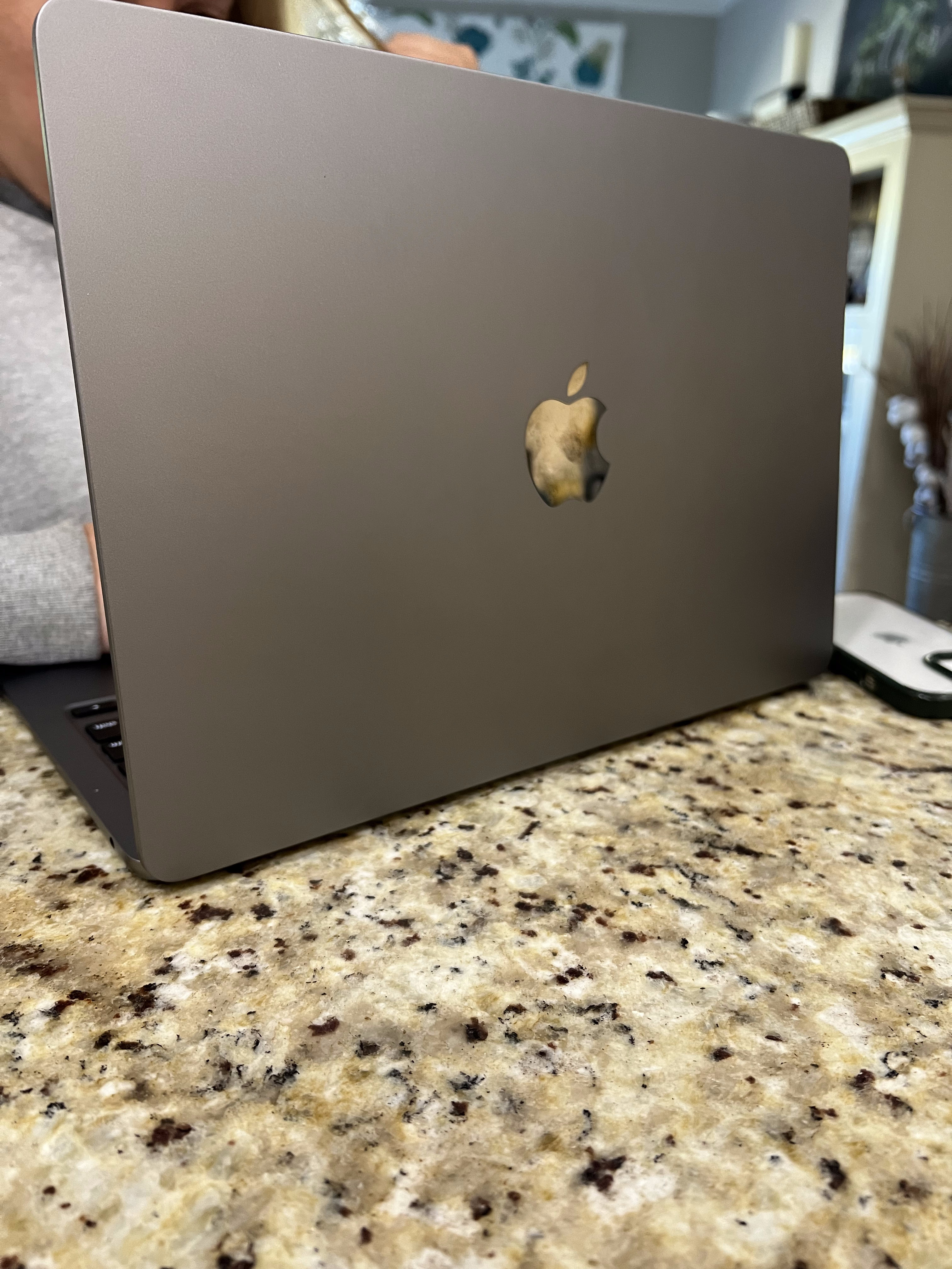 MacBook Air (2022) 13-inch - Apple M2 8-core and 10-core GPU - 8GB
