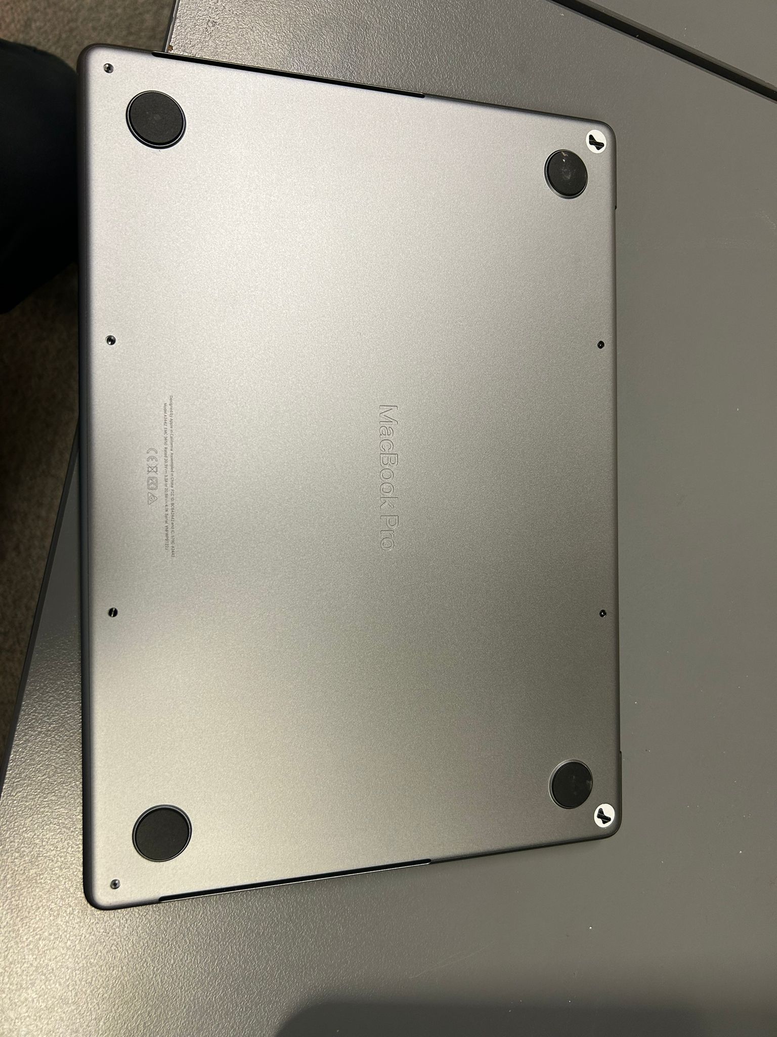 MacBook Pro 14 インチ (2021) - Apple M1 Pro 8-コア と 14-コア GPU