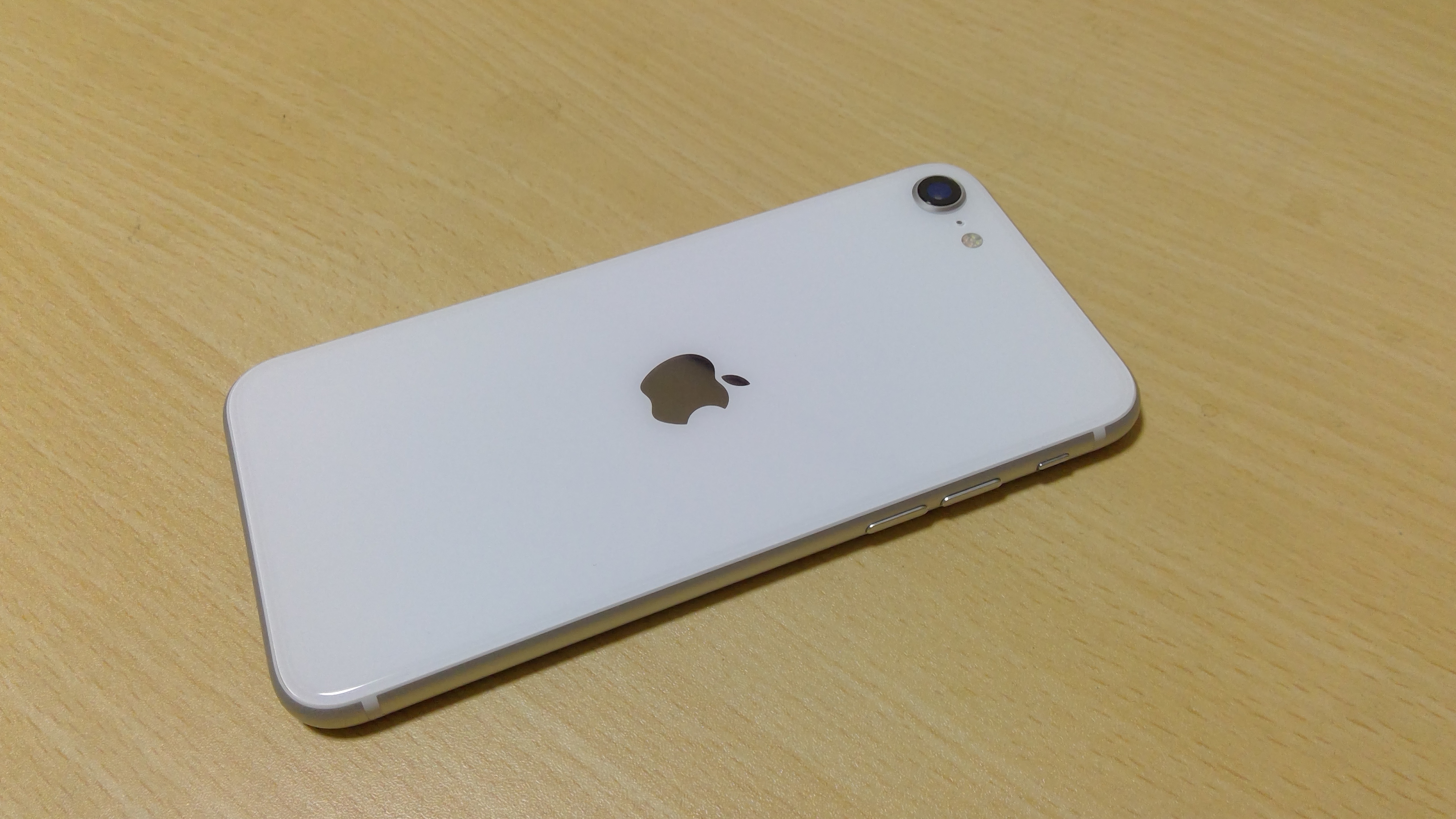 iPhone SE (2020) リファービッシュ品 | Back Market