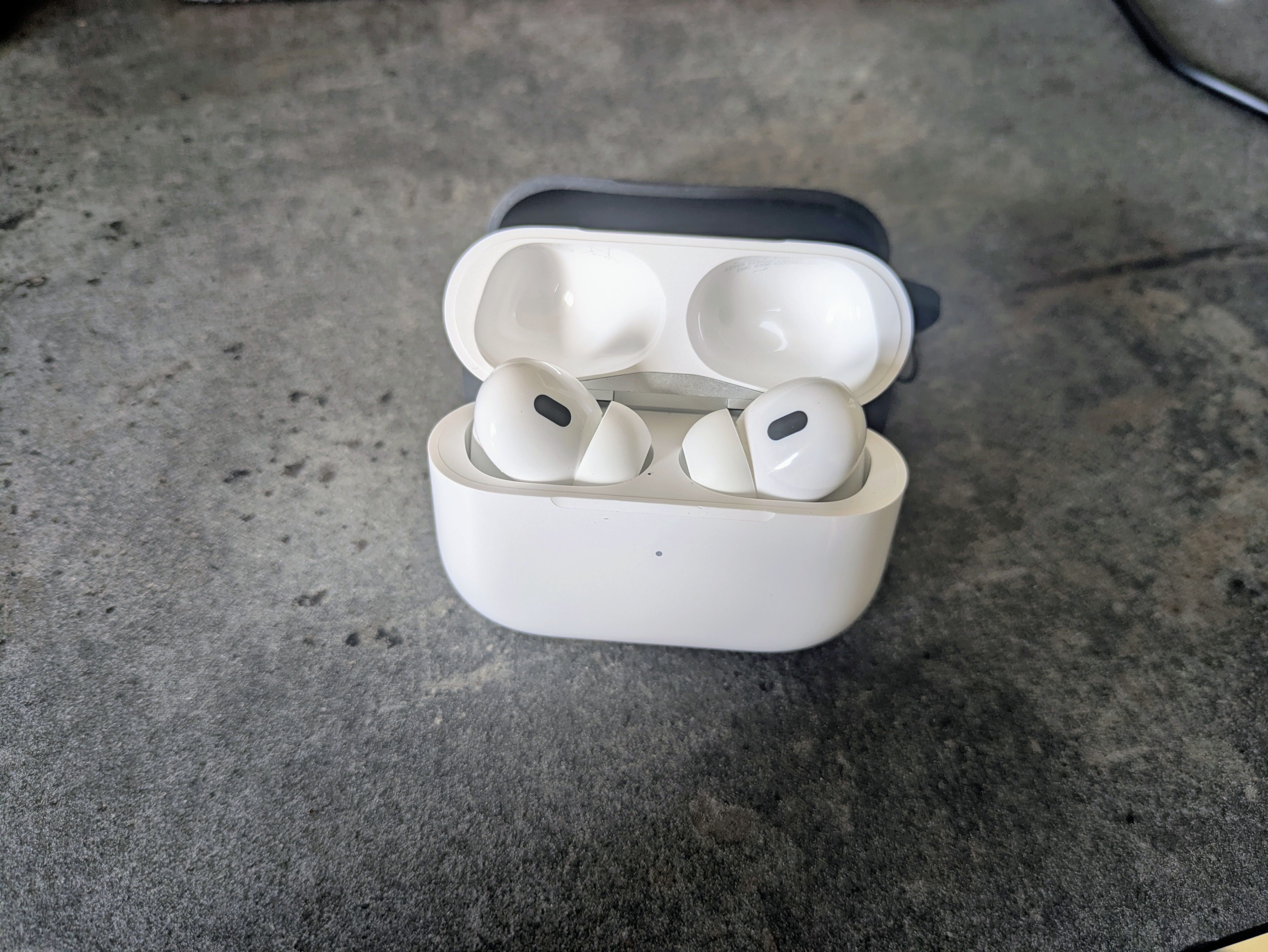 Apple AirPods Pro 第2世代 (2023) - MagSafe (USB-C) 充電ケース