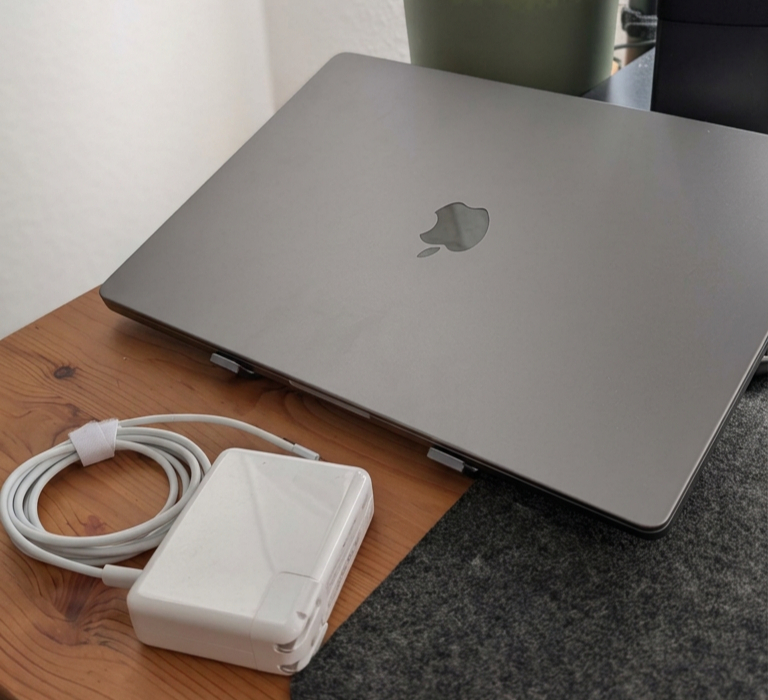 MacBook Pro 13 インチ M2 メモリ8GB SSD256GB Amazon.com: Apple 2022 MacBook Pro with Apple M2 Chip 13-inch, 8GB