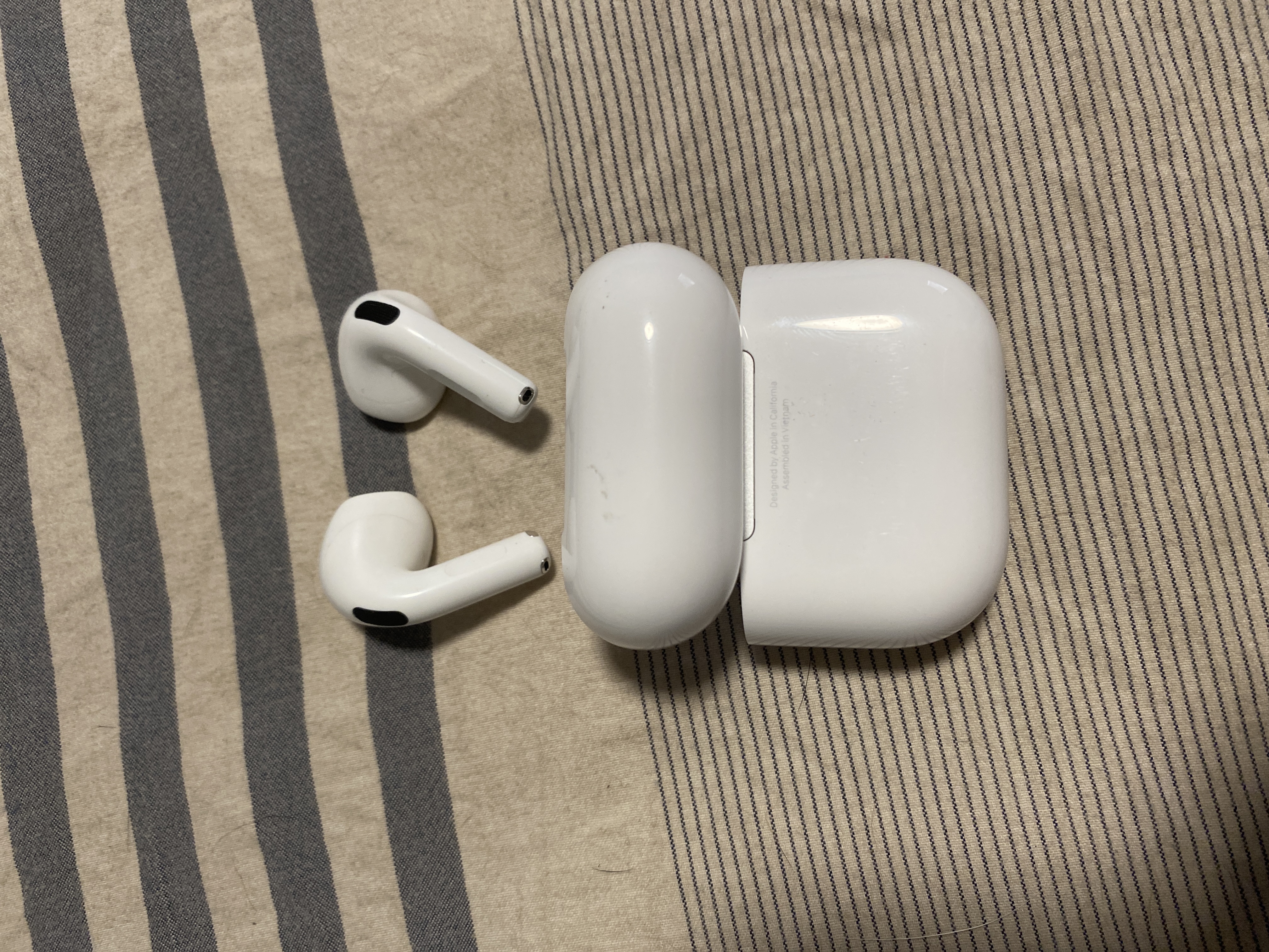 24C　airpods4 New 2024 Apple - AirPods 4 with Active Noise Cancellation MXP93LL