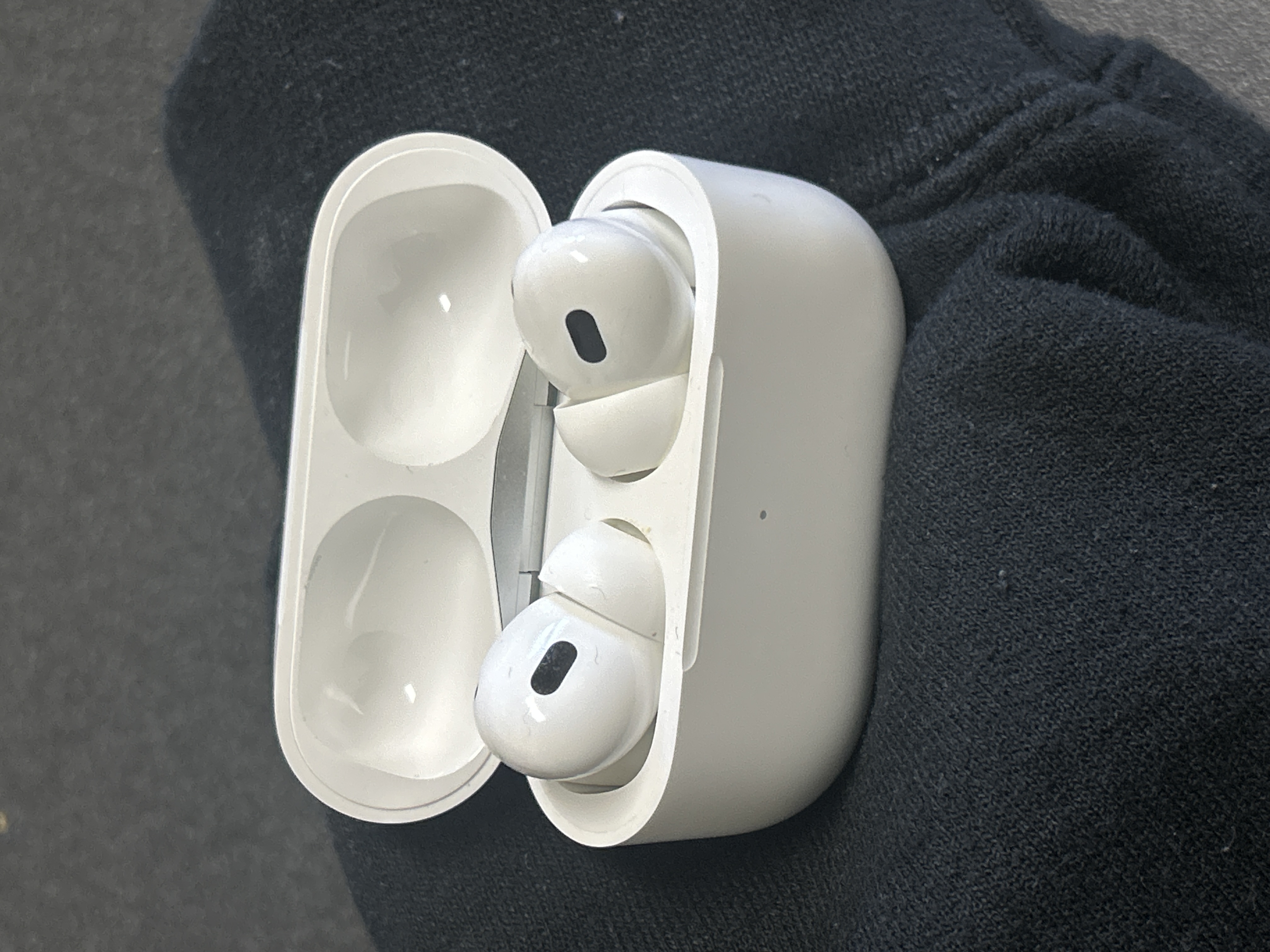 Apple AirPods Pro 2nd gen (2023) - MagSafe (USB-C) Charging case
