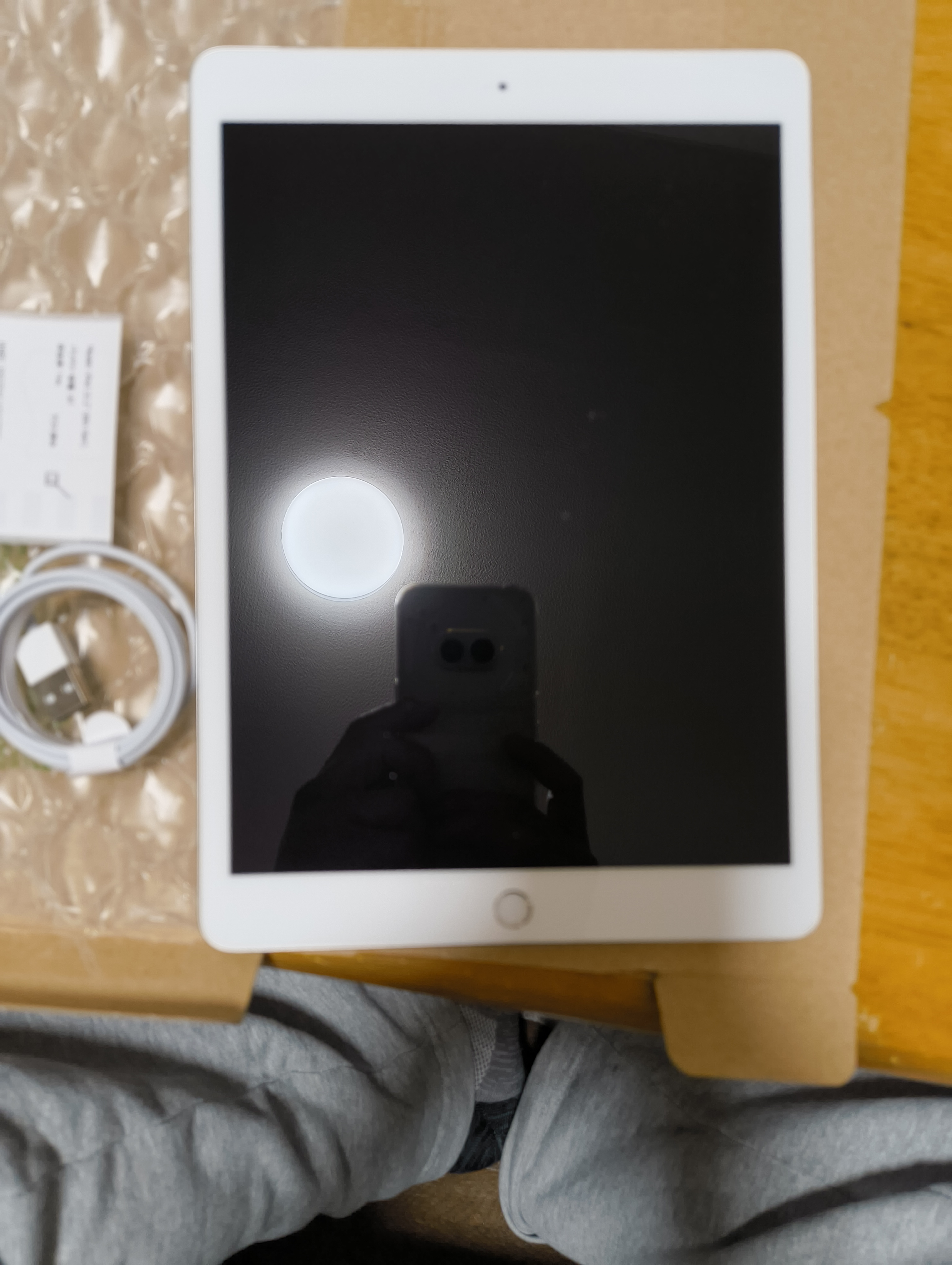 iPad 10.2 インチ (2020) 第8世代 32 GB - Wi-Fi + 4G - スペース