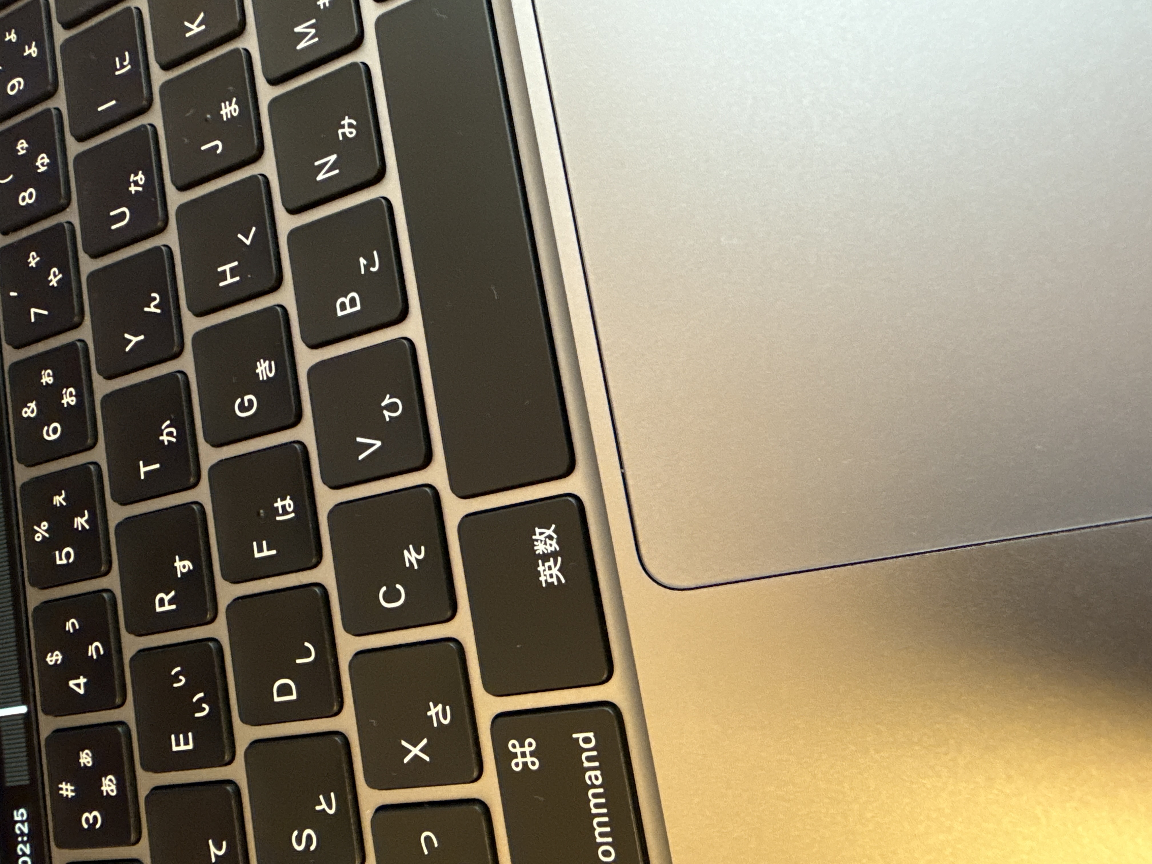 MacBook Pro 13 インチ (2020) - Apple M1 8-コア と 8-コア GPU