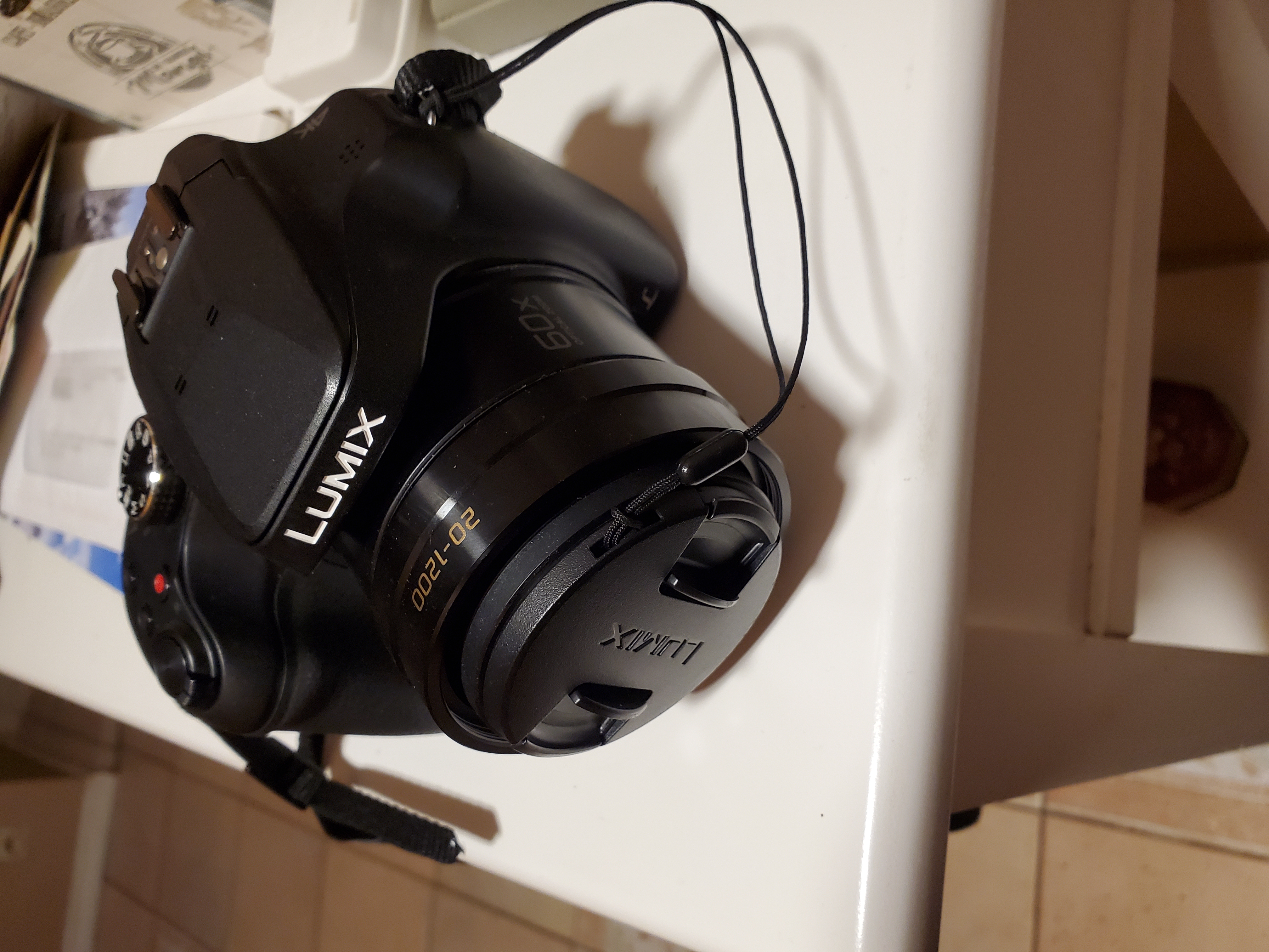 Appareil Photo Numérique PANASONIC LUMIX DC-FZ82 - 18.1 MP, Zoom 60x - Pour Pièces/ne Fonctionne Pas