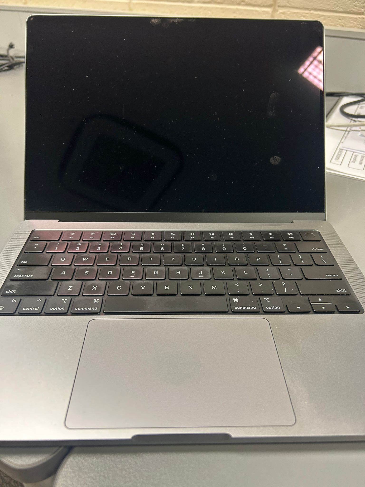 MacBook Pro 14 インチ (2021) - Apple M1 Pro 8-コア と 14-コア GPU